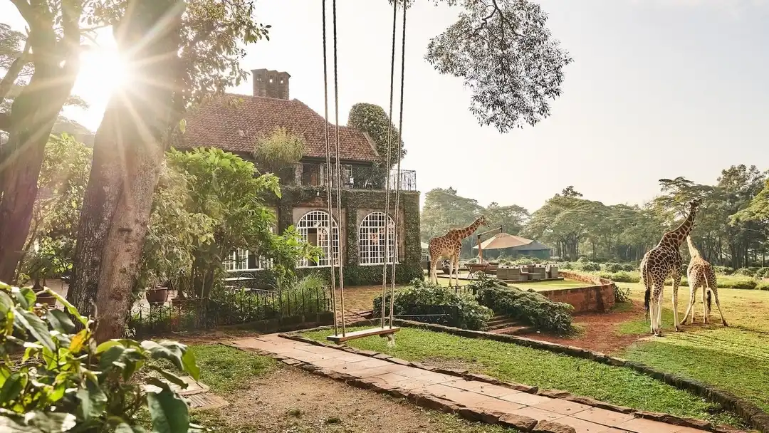 Giraffe Manor (The Safari Collection)